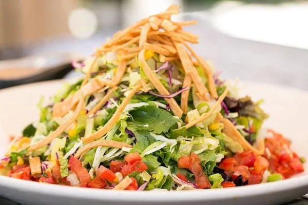 Fresh plated salad with crisp vegetables and toppings
