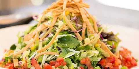 Fresh plated salad with crisp vegetables and toppings